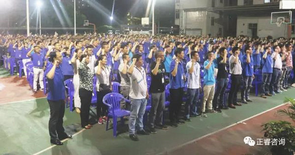 德永佳公司總經理吳武平先生現場引領全體管理人員莊嚴宣誓 德永佳公司總經理吳武平先生現場引領全體管理人員莊嚴宣誓