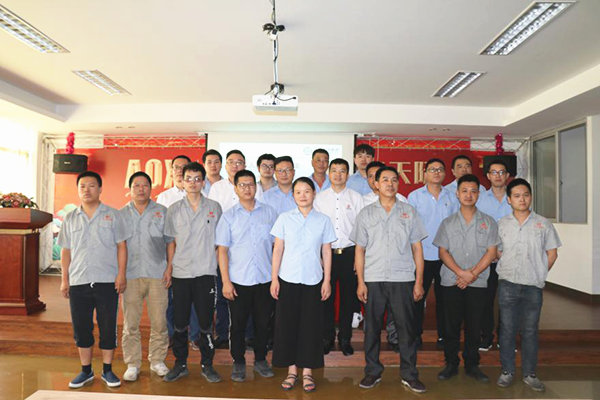 會議參與人員進(jìn)行合影留念 會議參與人員進(jìn)行合影留念