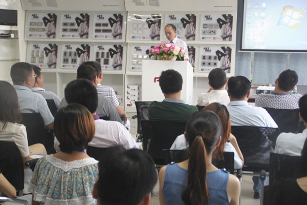 正睿許老師在管理升級總結大會上做精彩宣講 正睿許老師在管理升級總結大會上做精彩宣講