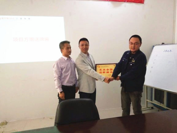 無(wú)錫市福源來(lái)彩板型鋼有限公司贈(zèng)與廣州正睿求真務(wù)實(shí),創(chuàng)新融合牌匾 無(wú)錫市福源來(lái)彩板型鋼有限公司贈(zèng)與廣州正睿求真務(wù)實(shí),創(chuàng)新融合牌匾