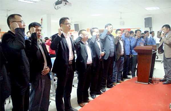 項目組老師與公司中高層進行管理升級宣誓 項目組老師與公司中高層進行管理升級宣誓