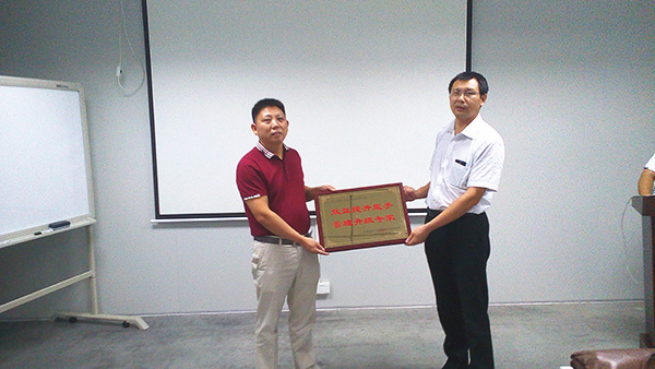 天行健贈送正睿咨詢效益提升能手，管理升級專家牌匾