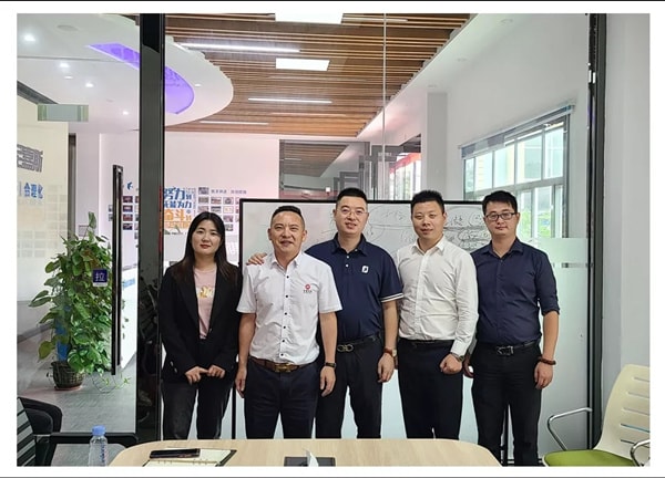 NIASI第四季度業(yè)績沖刺啟動儀式合影 NIASI第四季度業(yè)績沖刺啟動儀式合影