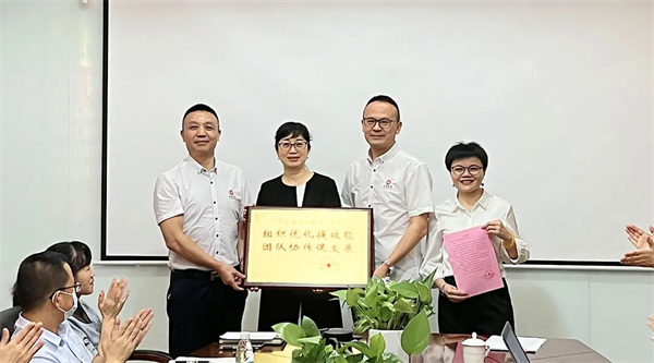 源生園姚總(左2)向正睿咨詢集團頒發(fā)牌匾及感謝信 源生園姚總(左2)向正睿咨詢集團頒發(fā)牌匾及感謝信