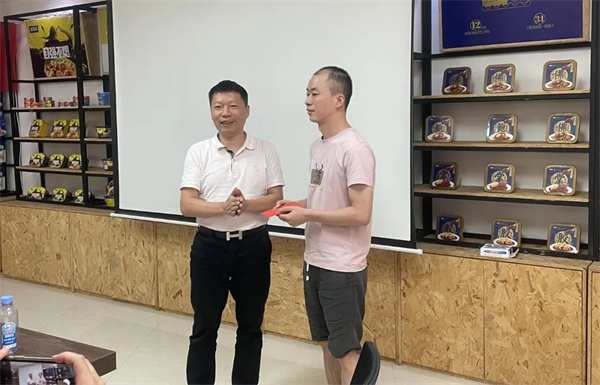 漁家翁總經理(左)為優秀團隊頒獎 漁家翁總經理(左)為優秀團隊頒獎