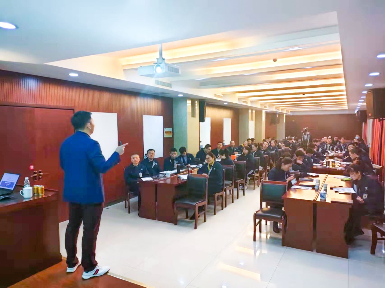 正睿咨詢集團董事長金濤老師對協昌科技高層管理團隊進行現場賦能與指導 正睿咨詢集團董事長金濤老師對協昌科技高層管理團隊進行現場賦能與指導