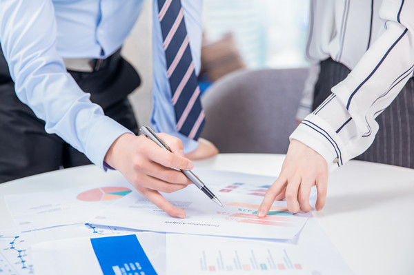 年度經(jīng)營(yíng)計(jì)劃中的多方面分析和策略制定如何操作？