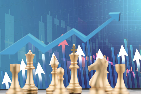 全面評估戰略風險，及時調整戰略方向