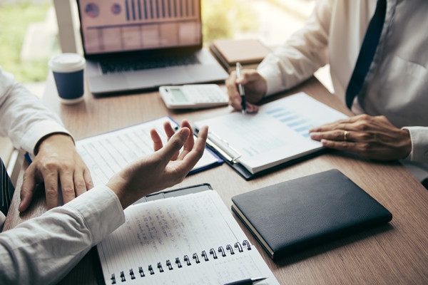 結(jié)合企業(yè)薪酬實(shí)踐談?wù)勅绾翁嵘髽I(yè)的薪酬競(jìng)爭(zhēng)力？