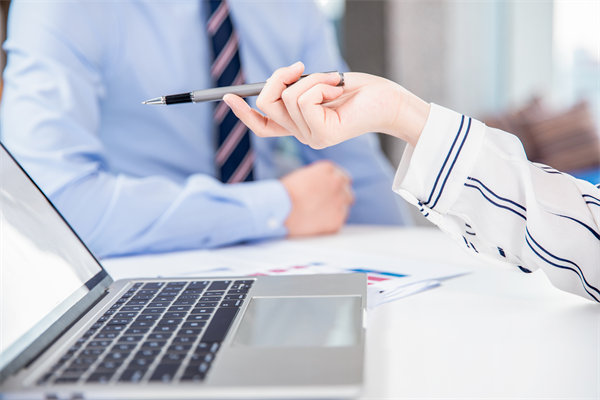 在績效溝通時，如何給員工提出改進意見促進績效增長？