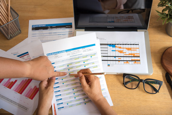 績(jī)效管理中，如何有效溝通反饋以促進(jìn)員工成長(zhǎng)？