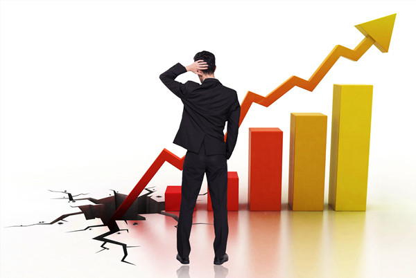 員工績效不佳時，應采取哪些策略進行干預與提升？