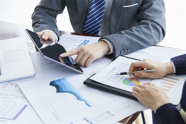 薪酬管理如何平衡內(nèi)部公平與外部市場(chǎng)競(jìng)爭力？