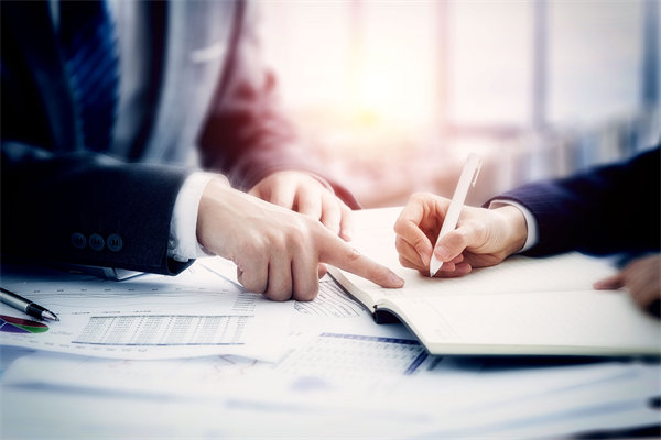 面對業績波動，企業如何靈活調整績效評價標準？