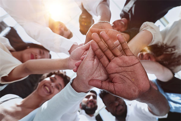 跨國企業(yè)如何管理文化差異以實現(xiàn)全球戰(zhàn)略協(xié)同？