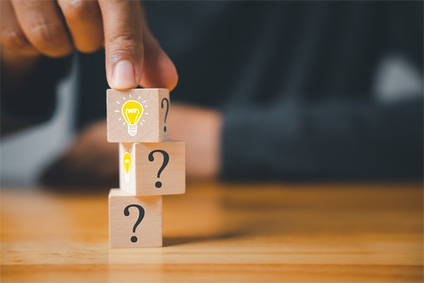 在制定企業(yè)戰(zhàn)略規(guī)劃時，如何平衡短期與長期目標(biāo)？