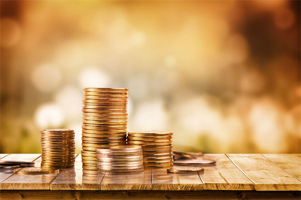 在制定企業(yè)戰(zhàn)略規(guī)劃時，如何平衡短期與長期目標(biāo)？