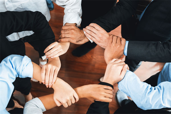 在制定企業(yè)戰(zhàn)略規(guī)劃時，如何平衡短期與長期目標(biāo)？