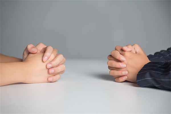 在薪酬談判中，如何把握員工的心理預期和企業底線？