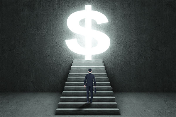 薪酬管理中，如何考慮員工個人發展，實現長期激勵？