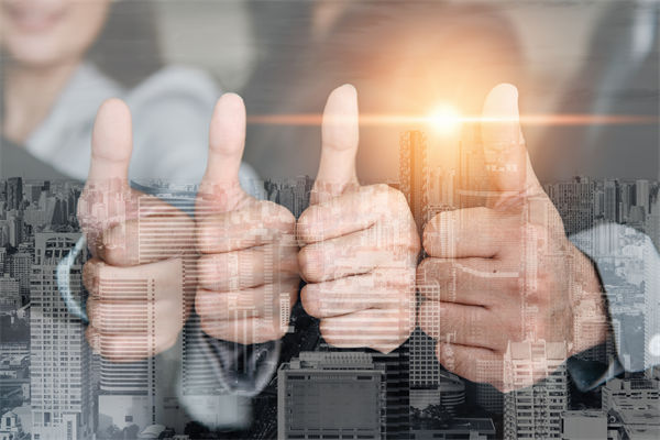 薪酬管理中，如何考慮員工個人發展，實現長期激勵？