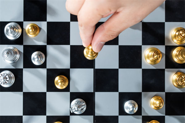 如何有效制定并執行長期戰略計劃以適應市場變化？