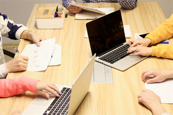 數字化轉型背景下，企業戰略應如何創新與升級？