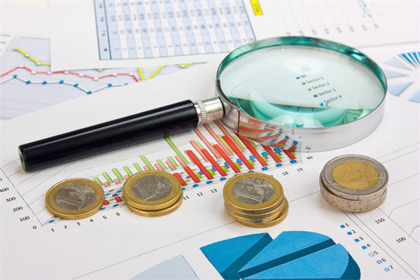 預算編制時，如何平衡長期規劃與短期資金需求？