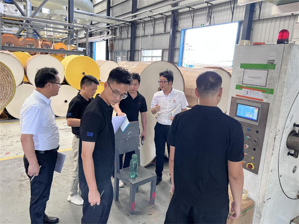 正睿老師深入企業生產一線 正睿老師深入企業生產一線