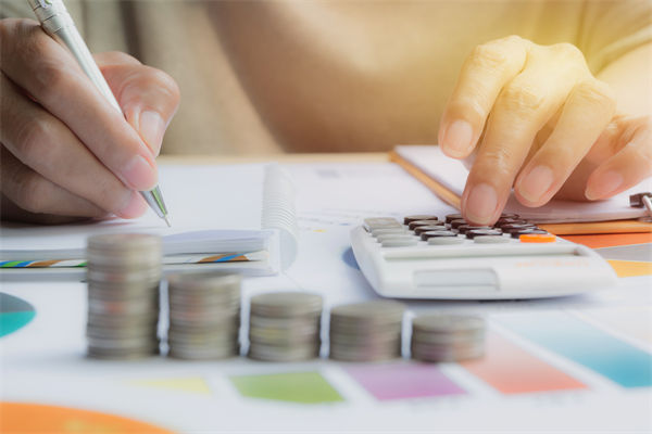 在滾動預算模式下，如何確保預算的連續性和前瞻性？