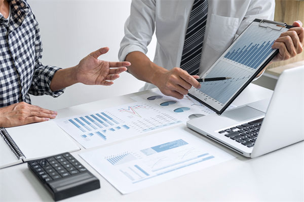 在滾動預(yù)算模式下，如何確保預(yù)算的連續(xù)性和前瞻性？