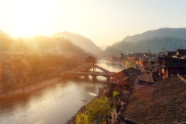 戰略規劃分析：村民不滿古鎮收門票，指引游客逃票