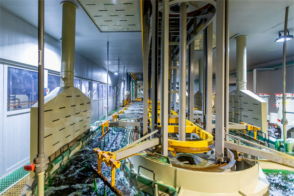 精益管理在提升產品質量方面有哪些具體策略和方法？